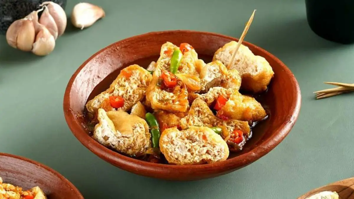 Kenali 3 makanan khas Sunda yang wajib dicoba, mulai dari nasi liwet, karedok dengan sayuran segar, hingga tahu gejrot khas Cirebon (Pinterest).