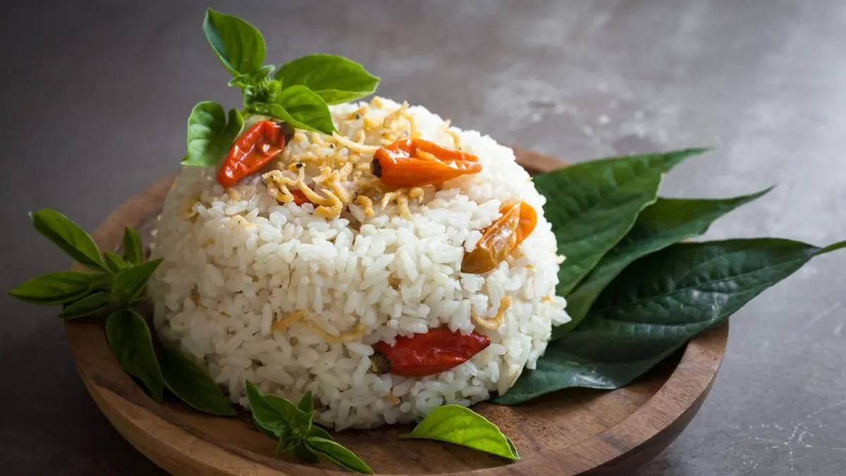 Makanan khas Sunda dikenal dengan sambal dan lalapan segar. Kenali ragam kuliner tradisional tanah Pasundan yang bikin kangen (Pinterest).