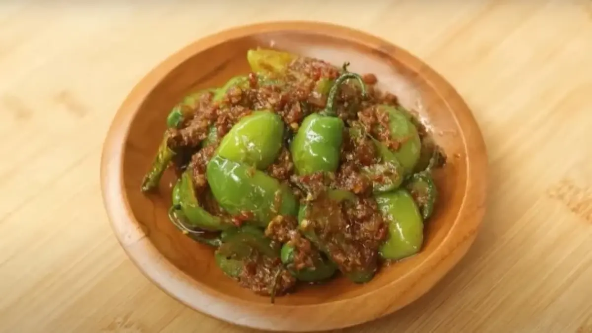Resep cabe gendot khas Sunda dengan bumbu ebi, rempah, dan kecap manis. Pedas gurih, cocok disantap dengan nasi hangat dan ikan pindang (Pinterest).