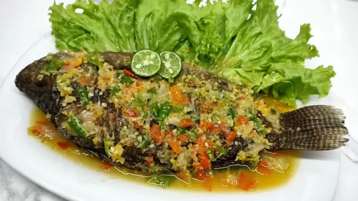 Resep cobek ikan nila Sunda dengan sambal kencur, cabai rawit, jahe, dan jeruk limau. Pedas, gurih, segar, dan mudah dibuat (Pinterest).