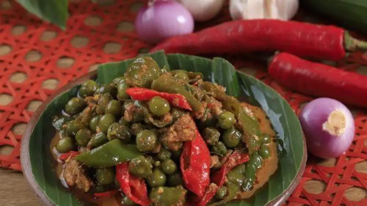 Resep sambal leunca Sunda yang pedas dan segar. Dibuat dari bahan mentah dengan jeruk limo, cocok disajikan bersama ikan asin, tahu, dan tempe (Pinterest).