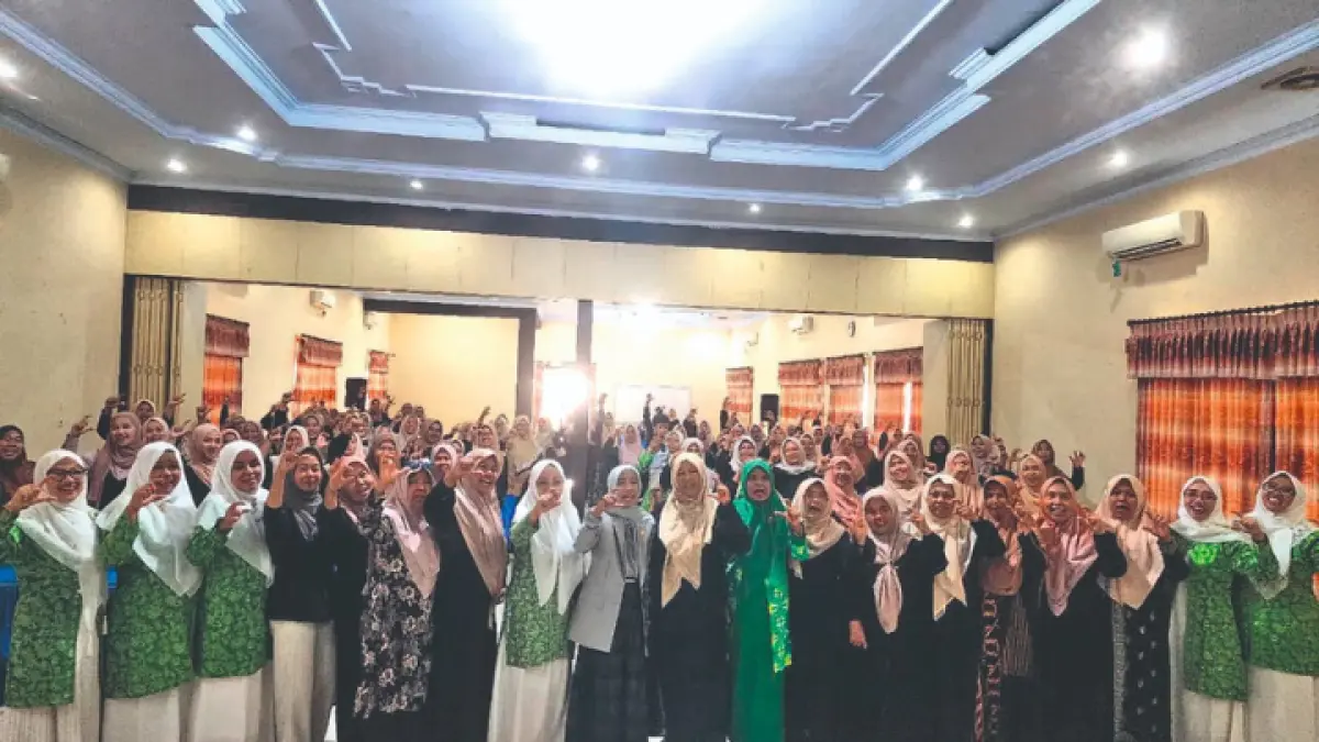 TERUS BELAJAR: Anggota Komisi E DPRD Provinsi Jatim Fraksi PKB Dapil IX Hj Siti Mukiyarti SAg MAg, Ketua PC Fatayat NU Trenggalek Ning Idamatul Khoiriyah, pengurus ranting, PAC, hingga PC Muslimat NU dan Fatayat NU se-Kabupaten Trenggalek, bersama pemateri Jawa Pos Radar Trenggalek, usai pelatihan Melek Digital, di Aula Hotel Hayam Wuruk, Minggu (23/8).(GUNAWAN/ RADAR TRENGGALEK)