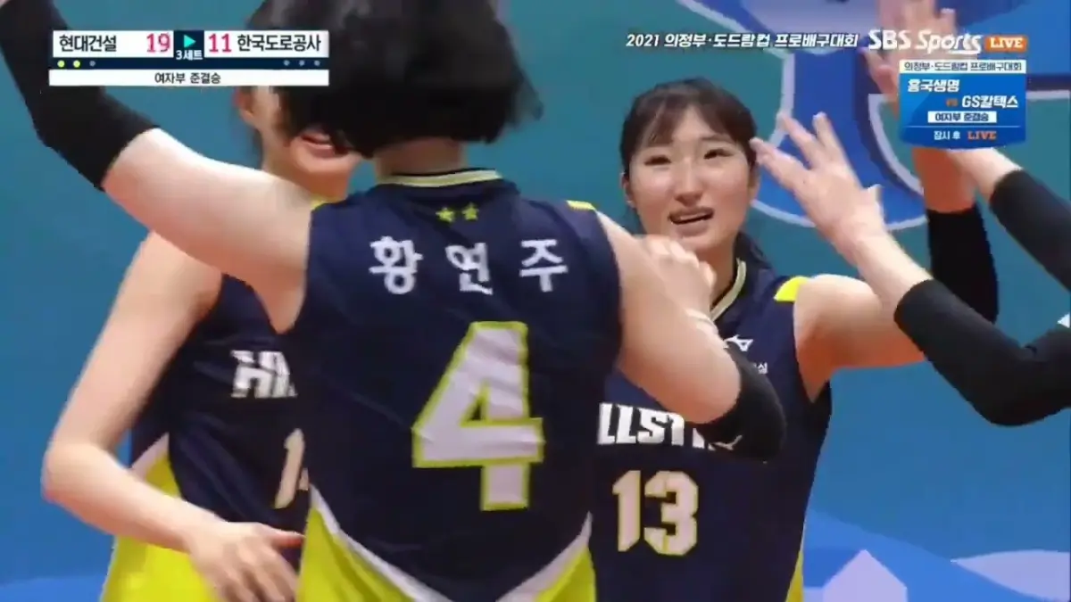 Bintang Hyundai Hillstate Jeong Ji-yoon tampil menggila lewat aksi smash keras dan variasi serangan mematikan di V-League.