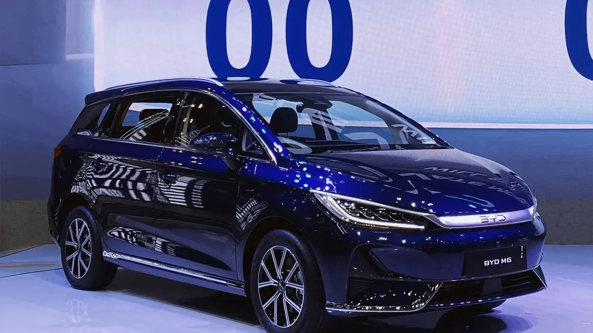 BYD M6 EV CKD resmi diperkenalkan di GIIAS dengan harga Rp 395 juta. Mengusung velg varian DM, shifter baru, dan jarak tempuh baterai hingga 420 km.