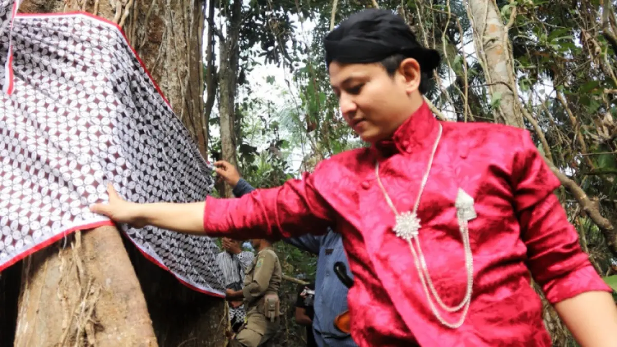 HARUS LESTARI: Bupati Trenggalek, Mochamad Nur Arifin, saat melaksanakan tradisi Metri Bumi di sumber air Kedungdowo, Dusun Bendogolor, Desa Wonocoyo, Kecamatan Panggul, Kamis (21/8).()