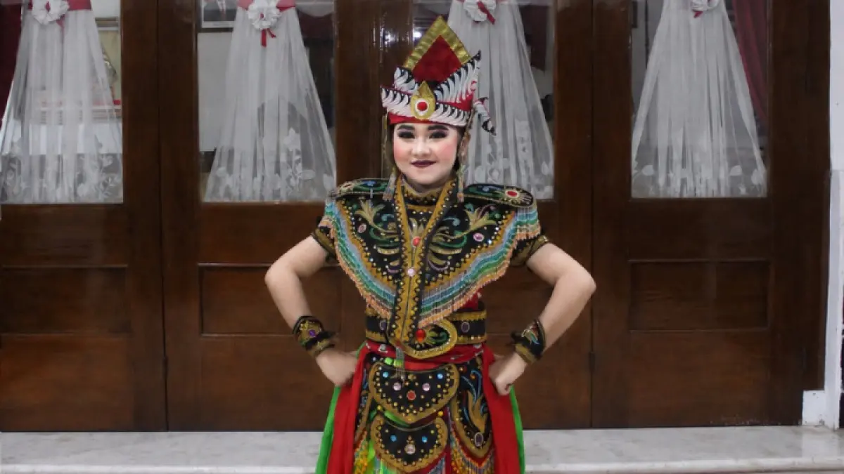 JAGA KESEIMBANGAN: Warga Desa Pandean, Kecamatan Durenan, Naylatul Lestari, tak lupakan perkuliahan di tengah aktivitas padat lestarikan tarian jaranan. (NAYLATUL LESTARI UNTUK RADAR TRENGGALEK)