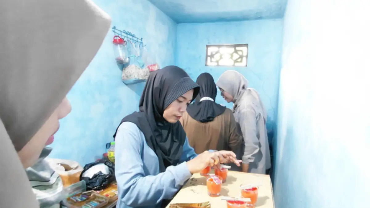 LADANG RUPIAH: Minyak jelanta di Desa Karanganom, Kecamatan Durenan, diolah kembali jadi lilin.(GUNAWAN/ RADAR TRENGGALEK)