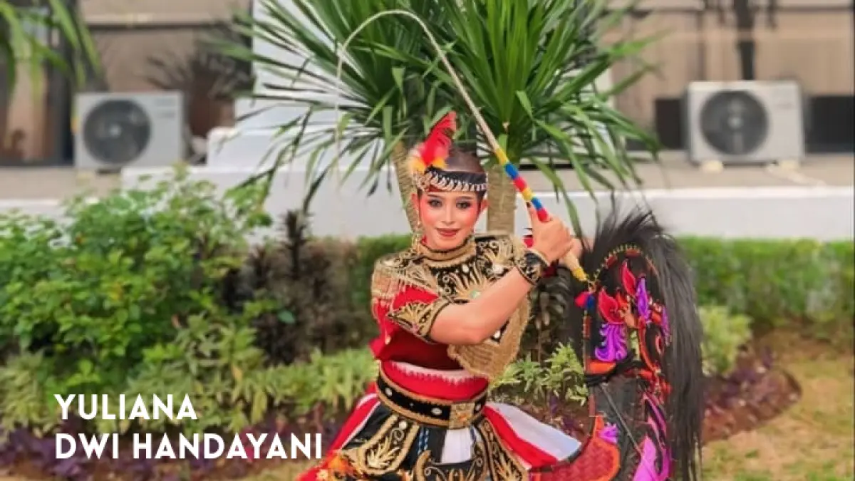 MEMBANGGAKAN: Guru SMK, Yuliana Dwi Handayani, menjadi bagian dari tim tari kolosal perwakilan Jatim yang tampil di Istana Negara dalam rangka peringatan HUT RI ke-81.(Yuliana Dwi Handayani UNTUK RADAR TRENGGALEK)