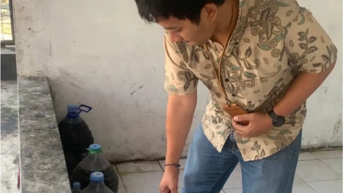 Petugas menimbang minyak jelantah hasil kumpulkan warga untuk diolah menjadi bahan bakar ramah lingkungan.