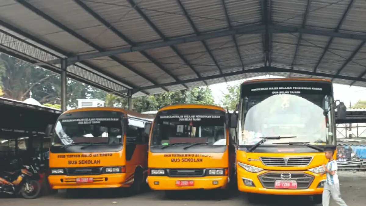 TUNJANG AKSES PENDIDIKAN: Dua unit bus kuning dan satu unit Elf long digunakan untuk angkutan pelajar yang dijadwalkan bisa melayani hingga akhir 2026.(ZAKI JAZAI/ RADAR TRENGGALEK)