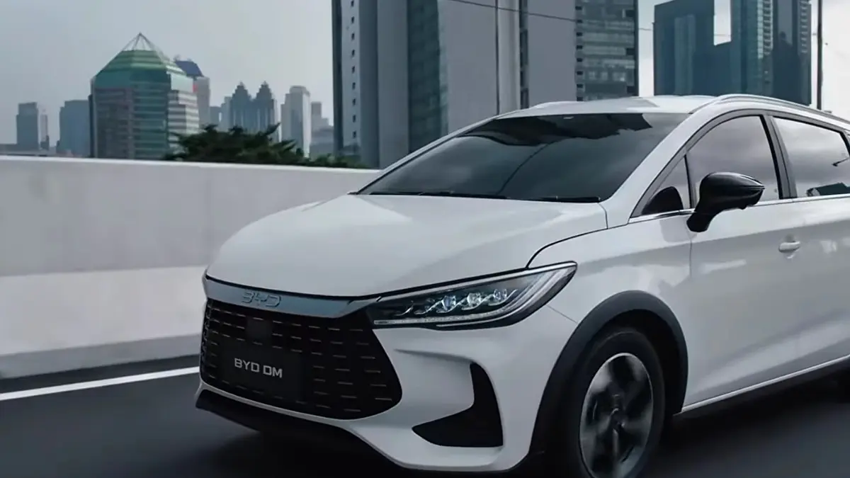 BYD M6DM resmi meluncur di Indonesia dengan harga mulai Rp298 juta. MPV hybrid ini tersedia hingga varian 7 penumpang.