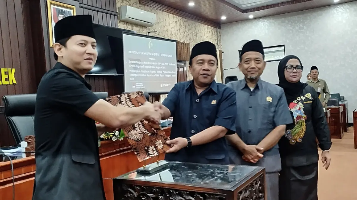 Ketua DPRD Trenggalek Doding Rahmadi bersama unsur pimpinan menerima draft ranperda dari bupati salah satunya tentang pemerintah desa yang di targetkan nomor registrasi terbit akhir Agustus