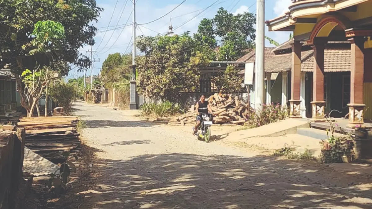 HATI-HATI: Salah satu ruas jalan di Desa Gador, Kecamatan Durenan, sekitar 500 meter dalam kondisi rusak.(GUNAWAN/RADAR TRENGGALEK)