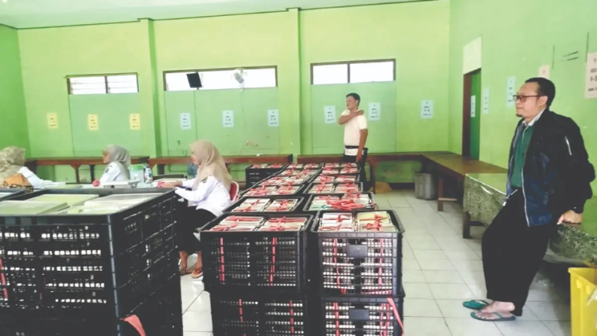 SEMOGA AMAN: Tampak tumpukan ompreng MBG yang hendak dibagikan ke siswa.(ZAKI JAZAI/RADAR TRENGGALEK)