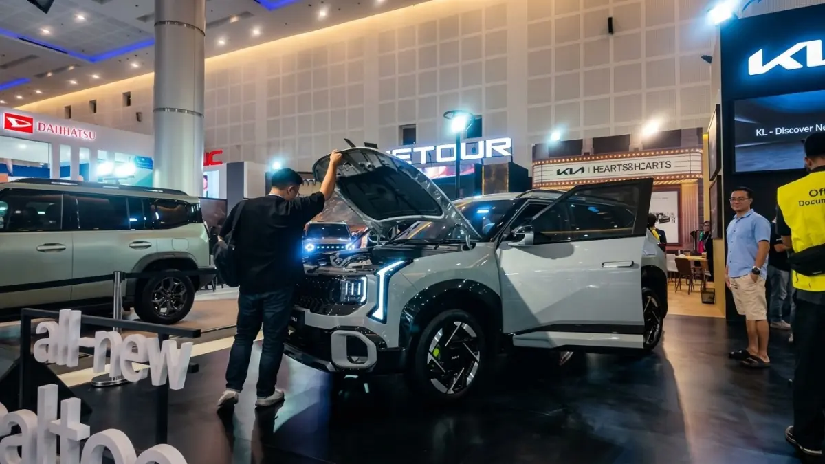 GIIAS Surabaya 2026 menghadirkan banyak mobil baru. Dari Xpeng X9 hingga Jaecoo J5 EV, simak mobil yang mencuri perhatian pengunjung.