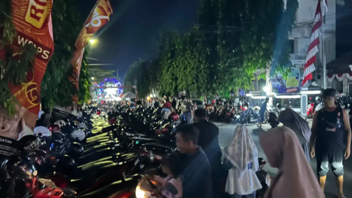 HARUS DIATUR KETAT: Warga ketika memarkir kendaraan untuk melihat event Agustusan.(ZAKI  JAZAI/ RADAR TRENGGALEK)