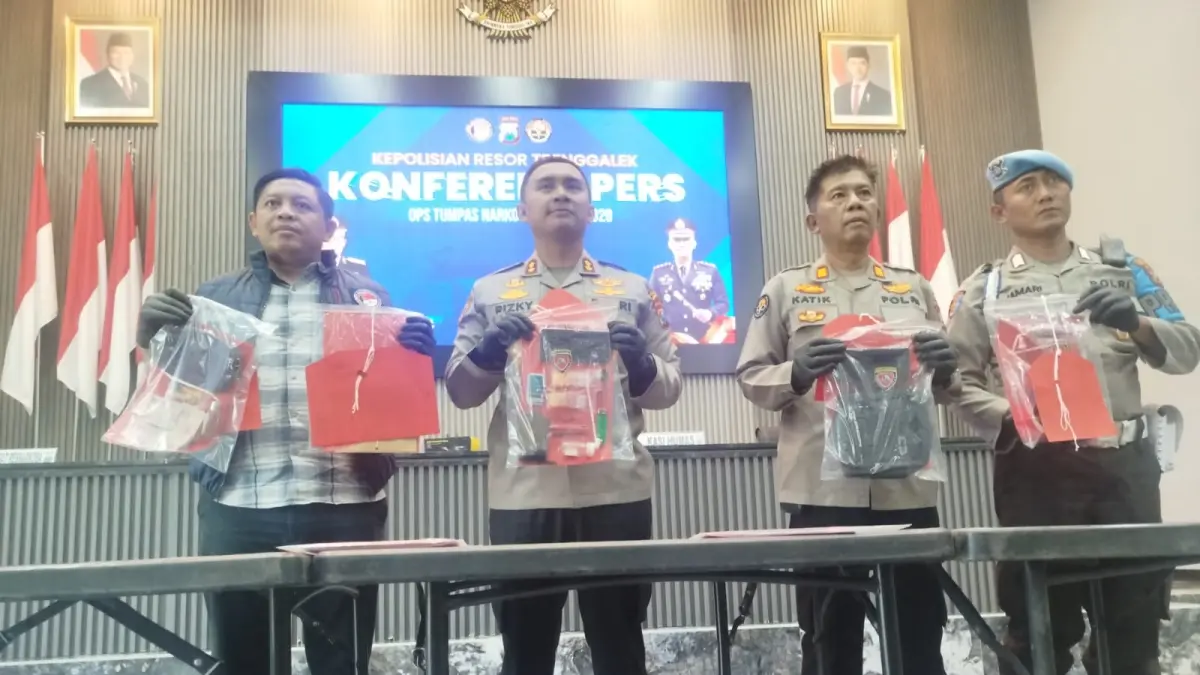 TERUS WASPADA: Kapolres Trenggalek AKBP Rizky Tri Putra Erryka Adi Wijaya menunjukkan barang bukti kasus narkotika dan okerbaya hasil Operasi Tumpas Narkoba Semeru 2026, Kamis (27/8).
