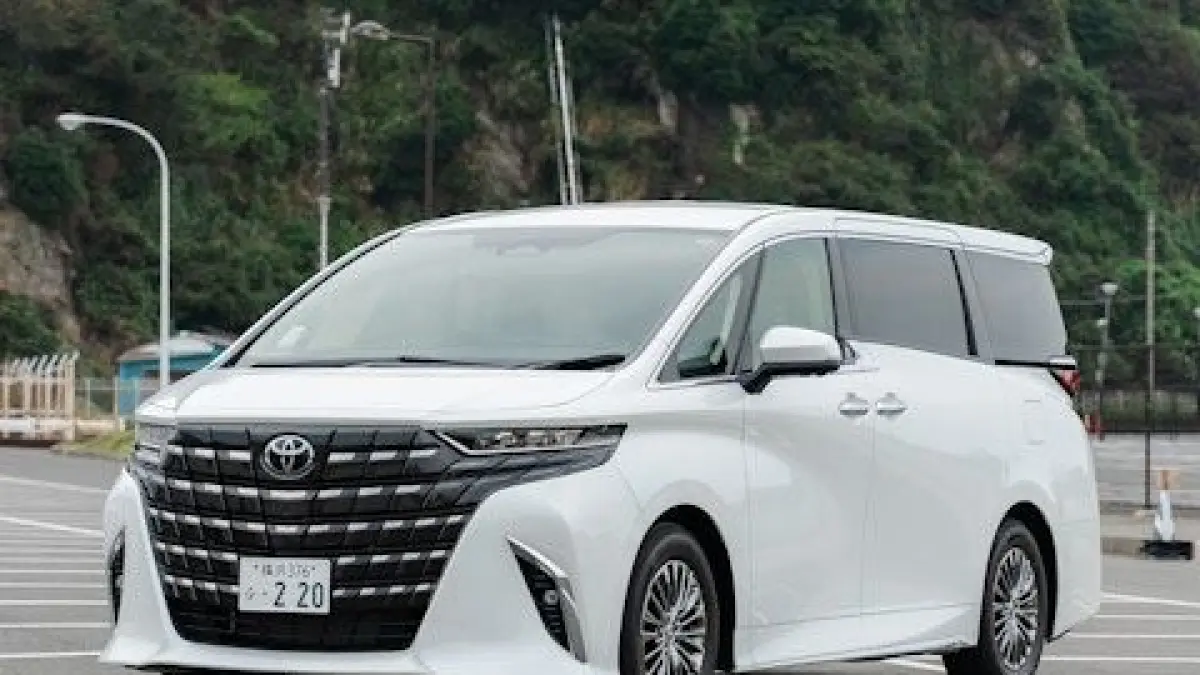 Toyota Alphard Hybrid menawarkan kenyamanan, fitur lengkap, dan konsumsi 17,67 km/liter, tetapi karakter berkendaranya kurang fun to drive (Pinterest).