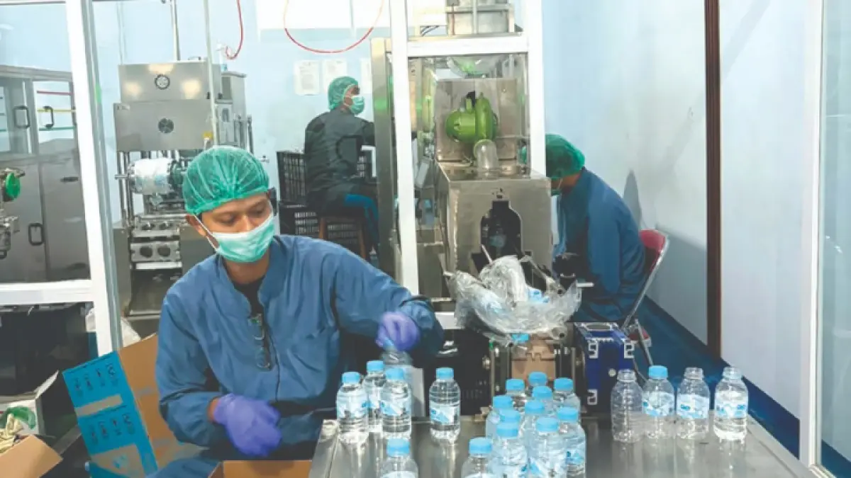 INOVASI: Air minum Tirtha Pure produksi Perumda Tirta Wening terus diminati warga.(PERUMDA TIRTA WENING UNTUK RADAR TRENGGALEK)