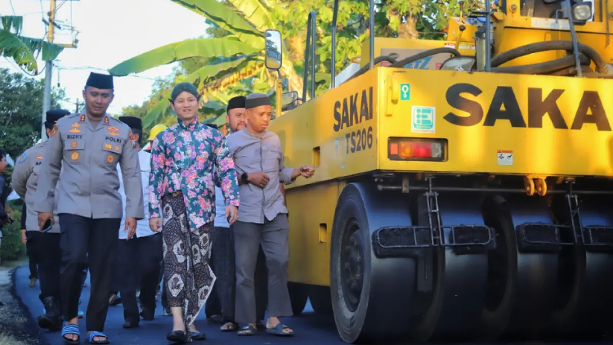 KEBUTUHAN DASAR: Bupati Trenggalek Mochamad Nur Arifin bersama fokopimda meninjau perbaikan jalan Pandean-Malasan, Kecamatan Durenan.(PROKOPIM UNTUK RADAR TRENGGALEK)