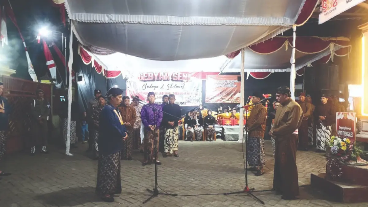KHIDMAT: Bupati Trenggalek Mochamad Nur Arifin mengawal prosesi kedatangan kirab pusaka di Balai Desa Kamulan, Kecamatan Durenan, Sabtu (29/8) malam.(GUNAWAN RADAR TRENGGALEK)