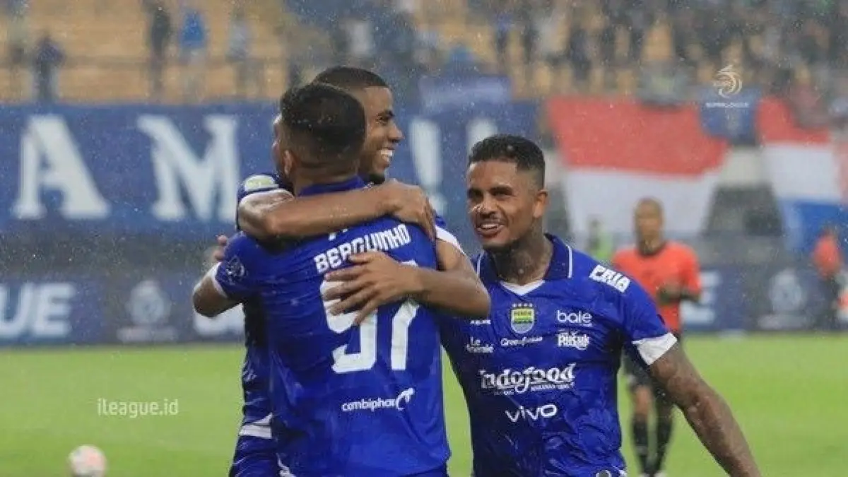 Persib Bandung berhasil mengunci trofi Dewata Challenge Series 2026 lewat kemenangan 3-2 atas Bali United.