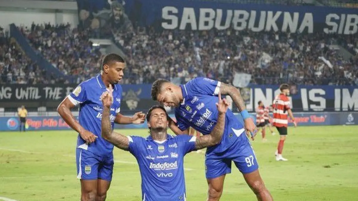 Persib Bandung sukses mengunci trofi Dewata Challenge Series 2026 setelah menaklukkan Bali United dengan skor dramatis 3-2.