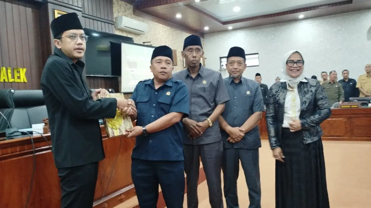 Wakil Bupati Trenggalek Syah M. Natanegara menyerahkan nota keuangan Ranperda APBD Perubahan 2026