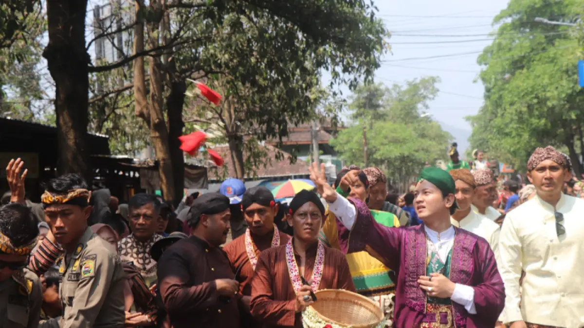 BERBAGI BERKAH: Bupati Trenggalek Mochamad Nur Arifin saat membagikan bibit pohon dan udik-udik kepada masyarakat di sepanjang rute kirab pusaka.