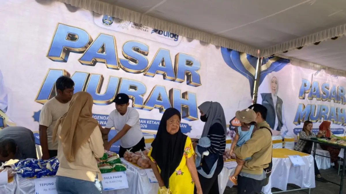 BERMANFAAT: Warga ketika mengikuti pasar murah di Kecamatan Tugu.(GUNAWAN/RADAR TRENGGALEK)
