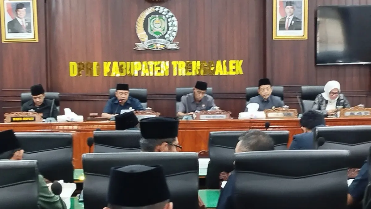 DICICIL : Suasana rapat paripurna DPRD Trenggalek yang salah satu agendanya menyiapkan dana cadangan