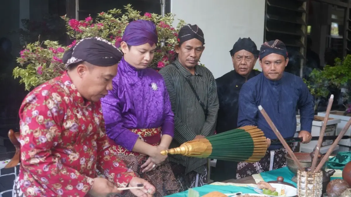 LANGSUNG KOORDINASI : Ketua DPRD Trenggalek Doding Rahmadi saat prosesi hari jadi dimana ada kebijaksanaan untuk pembebasan PBB bagi sawah kategori tertentu
