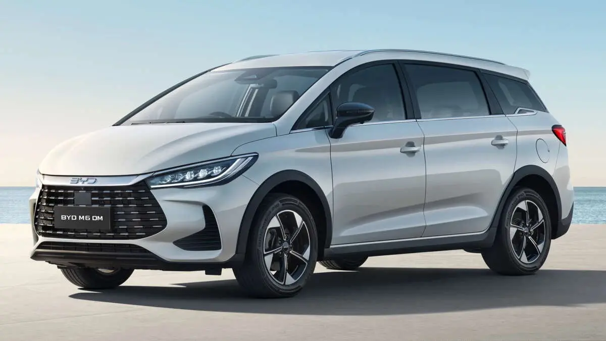 5 mobil hybrid paling worth it 2026, dari Toyota Veloz Hybrid hingga BYD M6 DM, dengan keunggulan teknologi, efisiensi, fitur, dan value for money (Pinterest).