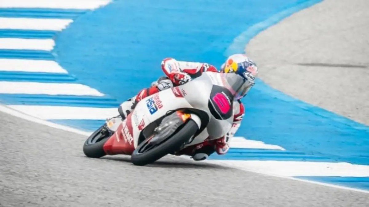 Bursa transfer Moto3 mulai memanas! Nama Feda Ega Pratama disebut masuk radar tim rival setelah tampil impresif di tengah keterbatasan motor.