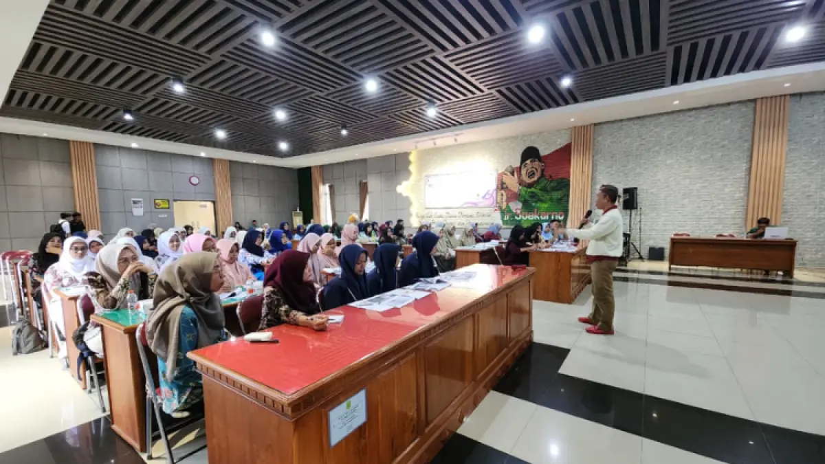 Disippus Trenggalek menggelar bimtek resensi buku untuk meningkatkan kemampuan literasi puluhan pelajar daerah.(Gunawan Radar Trenggalek)
