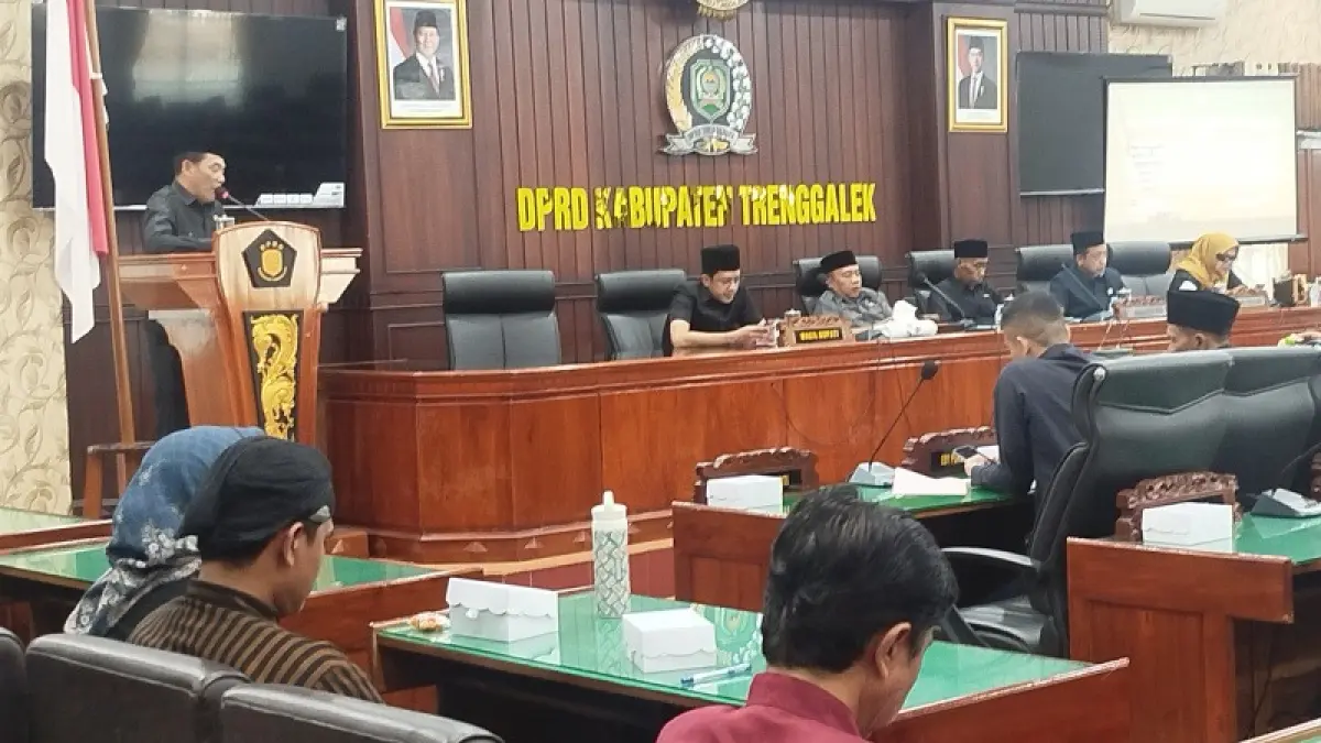 PEDULI : Perwakilan anggota DPRD Trenggalek saat menyampaikan pandangan pada sidang paripurna yang salah satu agendanya pengesahan duan ranperda. 