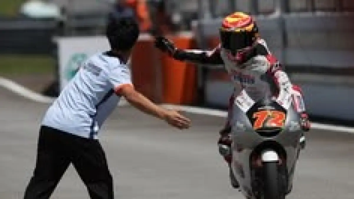 Veda Ega Pratama menempati P16 pada FP2 Moto3 Inggris 2026 di Silverstone, terpaut 1,207 detik dari Brian Uriarti. (PINTEREST)