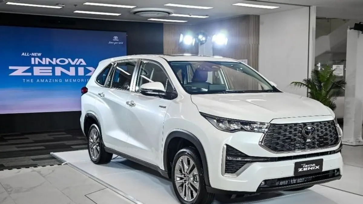 Toyota Kijang Innova Zenix 2025 Improvement membawa head unit 12,3 inci, Wi-Fi, kamera 360 HD, kick sensor, dan sejumlah fitur baru (Pinterest).
