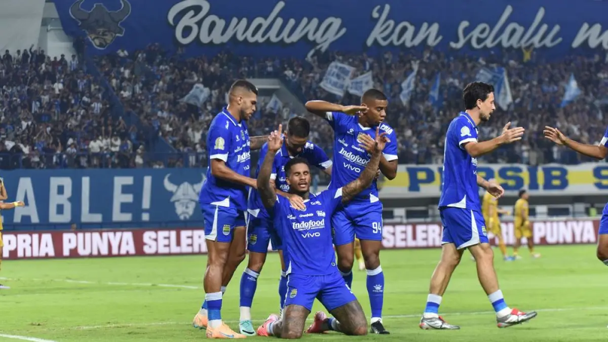 Luka Menalo menyambut positif sengitnya persaingan lini depan Persib Bandung dan memuji kualitas Mariano Peralta menjelang Super League 2026/2027.