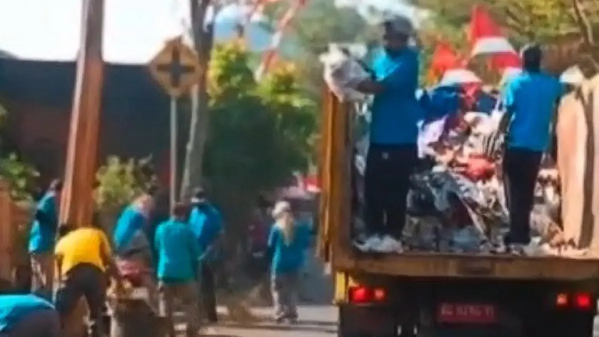 PERLU PERHATIAN: Petugas kebersihan dari DLH Trenggalek saat membersihkan jalan setelah acara Agustusan.(DLH UNTUK RADAR TRENGGALEK)