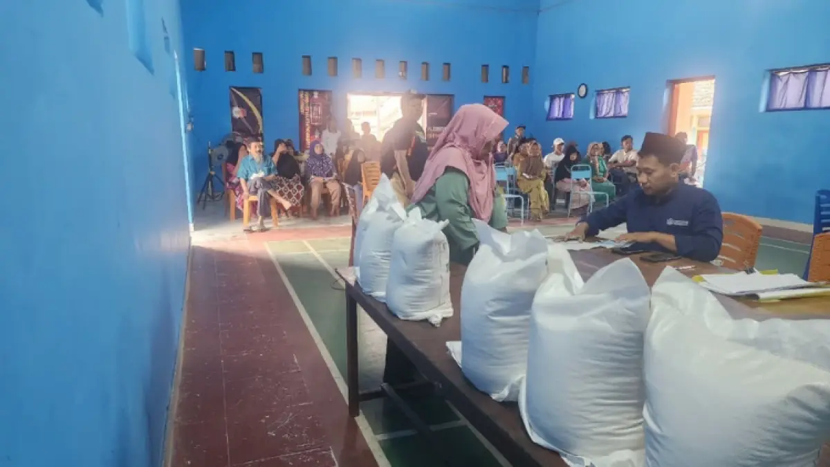 SEMRINGAH: Ratusan KPM di Desa Kamulan, Kecamatan Durenan, ketika menerima bantuan pangan di balai desa setempat.(GUNAWAN/RADAR TRENGGALEK)