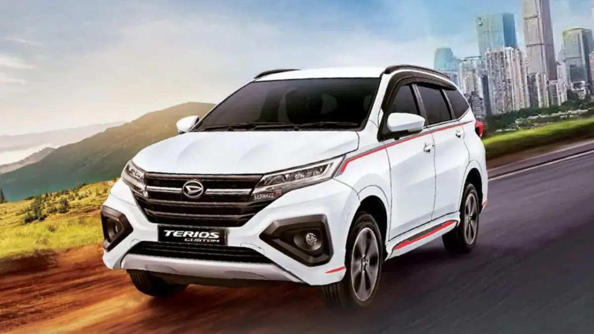 Daihatsu Terios 2026 tipe R manual menawarkan mesin 1.500 cc, penggerak roda belakang, kabin tiga baris, dan fitur lengkap (Pinterest).