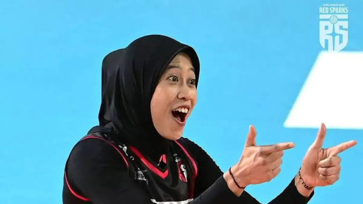 Dampak ganasnya pukulan Megawati Hangestri di V-League. Han Da-hye harus dikompres es usai terkena bola, sementara Kim Yeon-koung ikut jadi korban