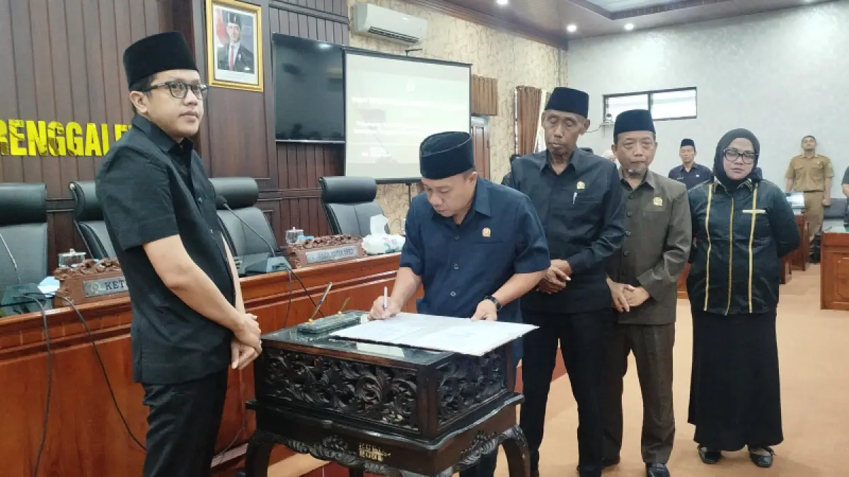DIUNDANGKAN : Ketua DPRD Trenggalek Doding Rahmadi, bersama unsur pimpinan saat menandatangani berita acara pengesahan Perda APBD Perubahan 2026