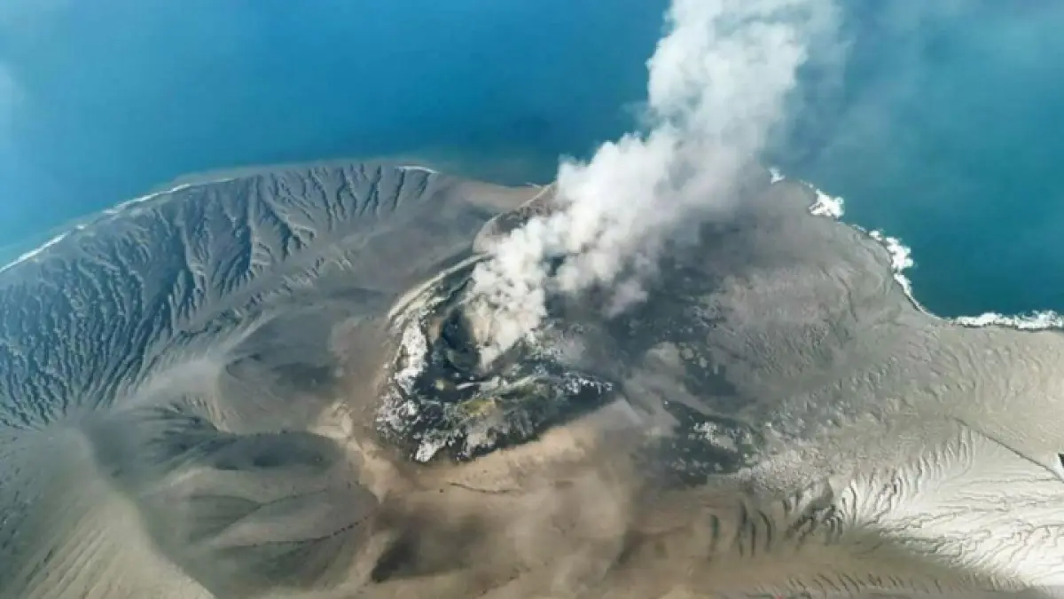 Gunung Anak Krakatau masih beraktivitas, tremor ringan terpantau, abu bergerak ke Samudra Hindia, status tetap Level 3 Waspada.  (nasional.kompas.com)
