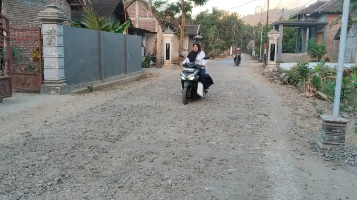 HARUS DIPERHATIKAN: Ruas jalan kabupaten yang menghubungkan Desa Sukowetan, Kecamatan Karangan, dan Desa Mlinjon, Kecamatan Suruh, yang berdebu.(GUNAWAN/RADAR TRENGGALEK)