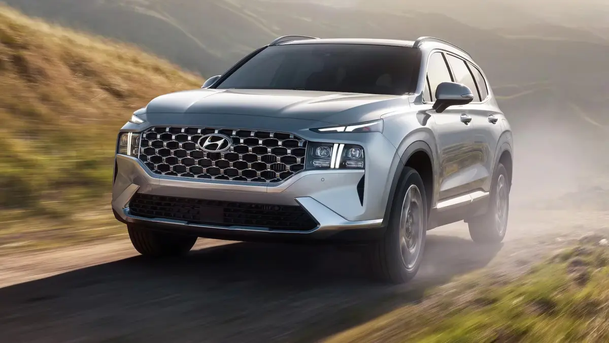 Hyundai Santa Fe Hybrid diuji melawan Fortuner diesel. Simak perbandingan performa, konsumsi BBM, harga, dan karakter keduanya (Pinterest).