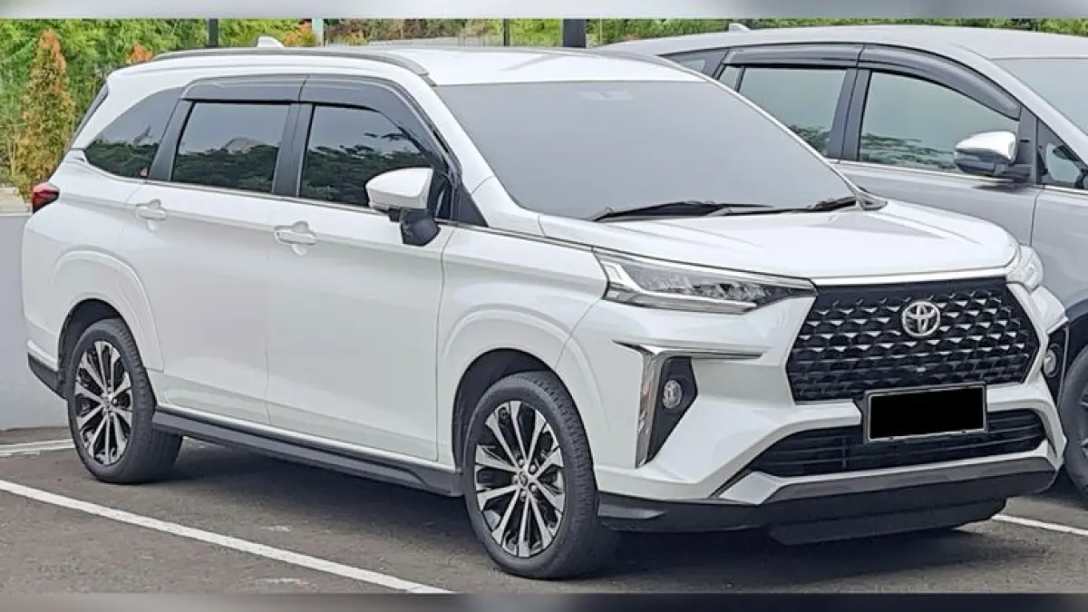 Konsumsi BBM Toyota Veloz Hybrid mencapai 35,5 km per liter. Saat membawa tujuh penumpang, MPV ini masih mencatat 30,3 km per liter (Pinterest).