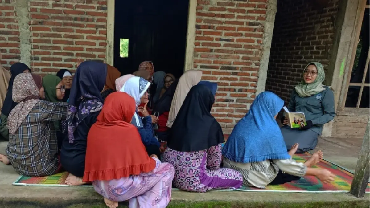 LEBIH DETAIL: Tim Pendamping PKH Trenggalek ketika sosialisasi ke  penerima manfaat.(ZAKI JAZAI/ RADAR TRENGGALEK)