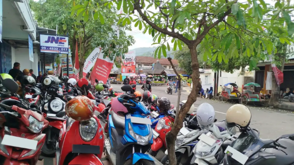 Suasana seputar Alun-Alun Trenggalek yang dimanfaatkan sebagai titik lahan parkir resmi Pasar Rakyat.()
